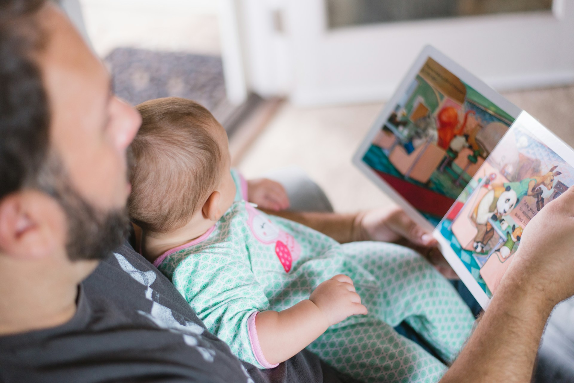 children and parent reading Parent reading to child to promote early reading